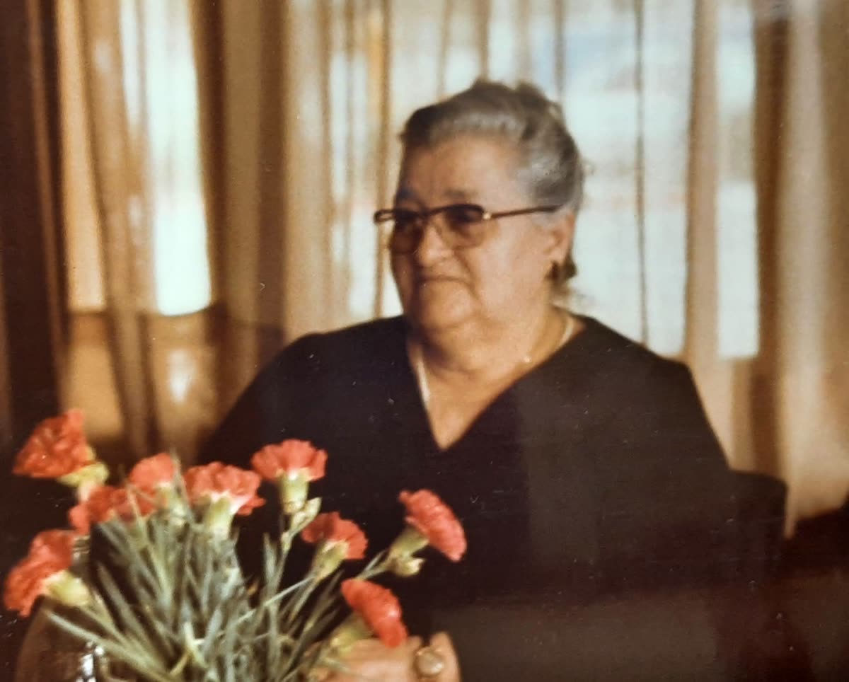 La señora Alianza, retrato con flores