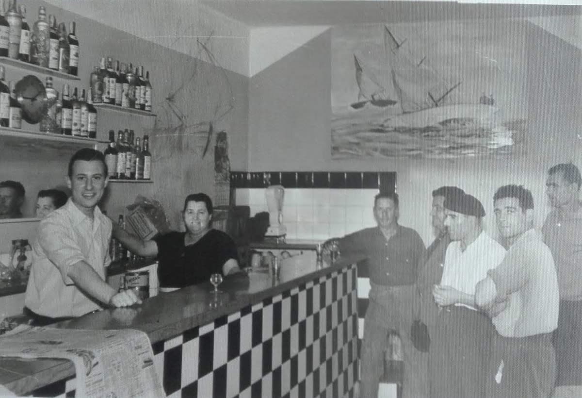 El bar de la señora Alianza, hoy La Chulilla, con Fredo y Filo junto a unos pescadores