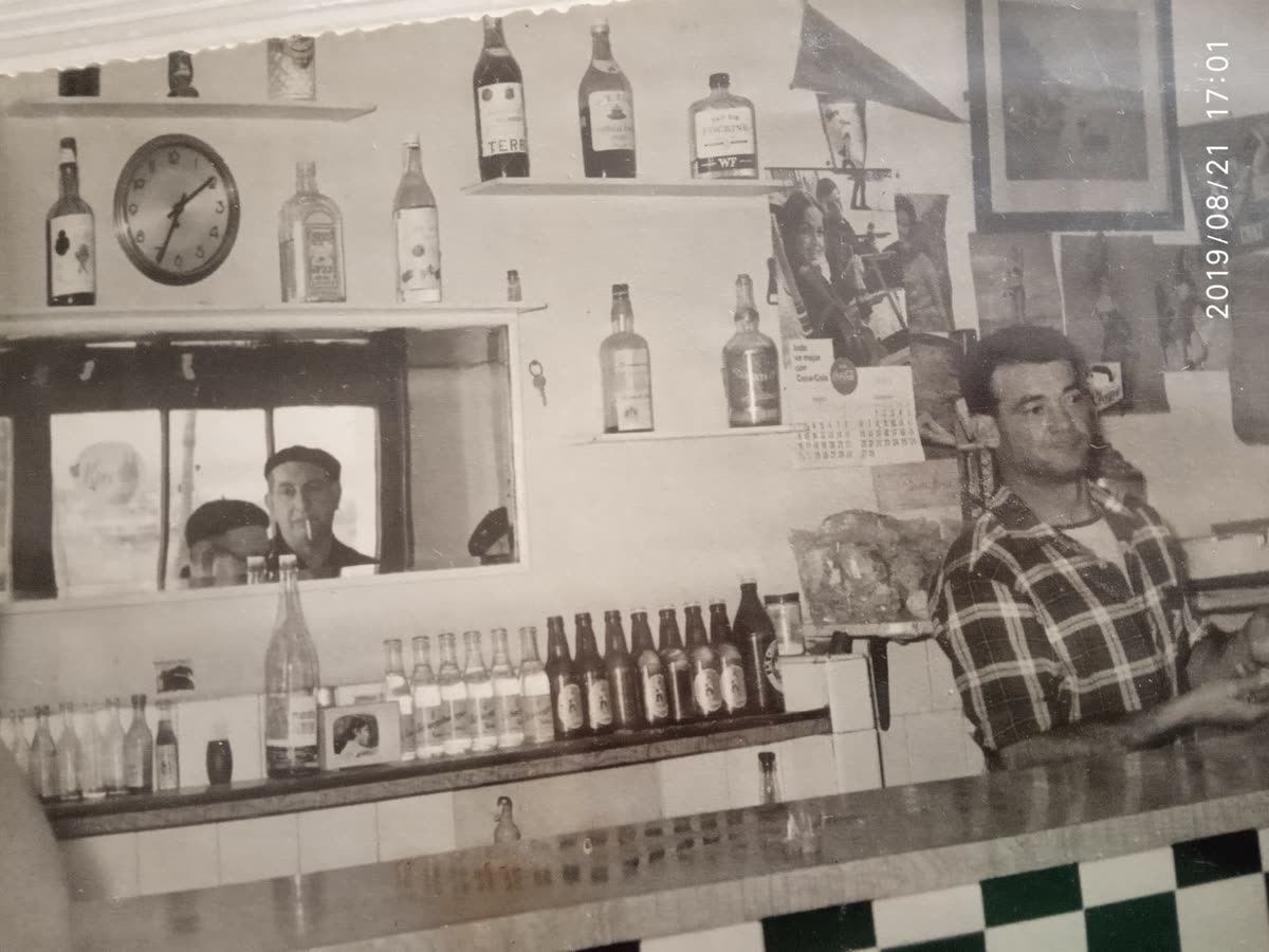 El bar cuando lo gestionaban Manolo e Inés, con Manolo detrás de la barra