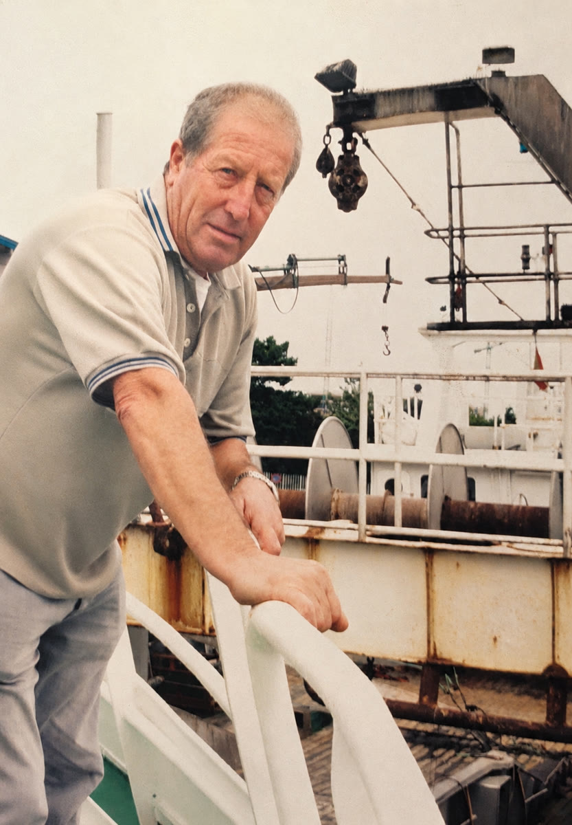Carmelo en el barco de Alberto Rentería, años 90