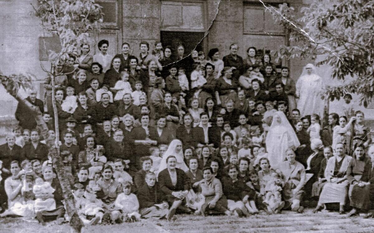 Mujeres del Barrio Pesquero en el patio del convento de las Mercedarias, años 1950-60