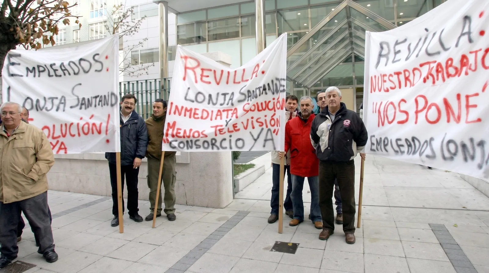 Trabajadores de la lonja protestando durante el conflicto laboral del cierre