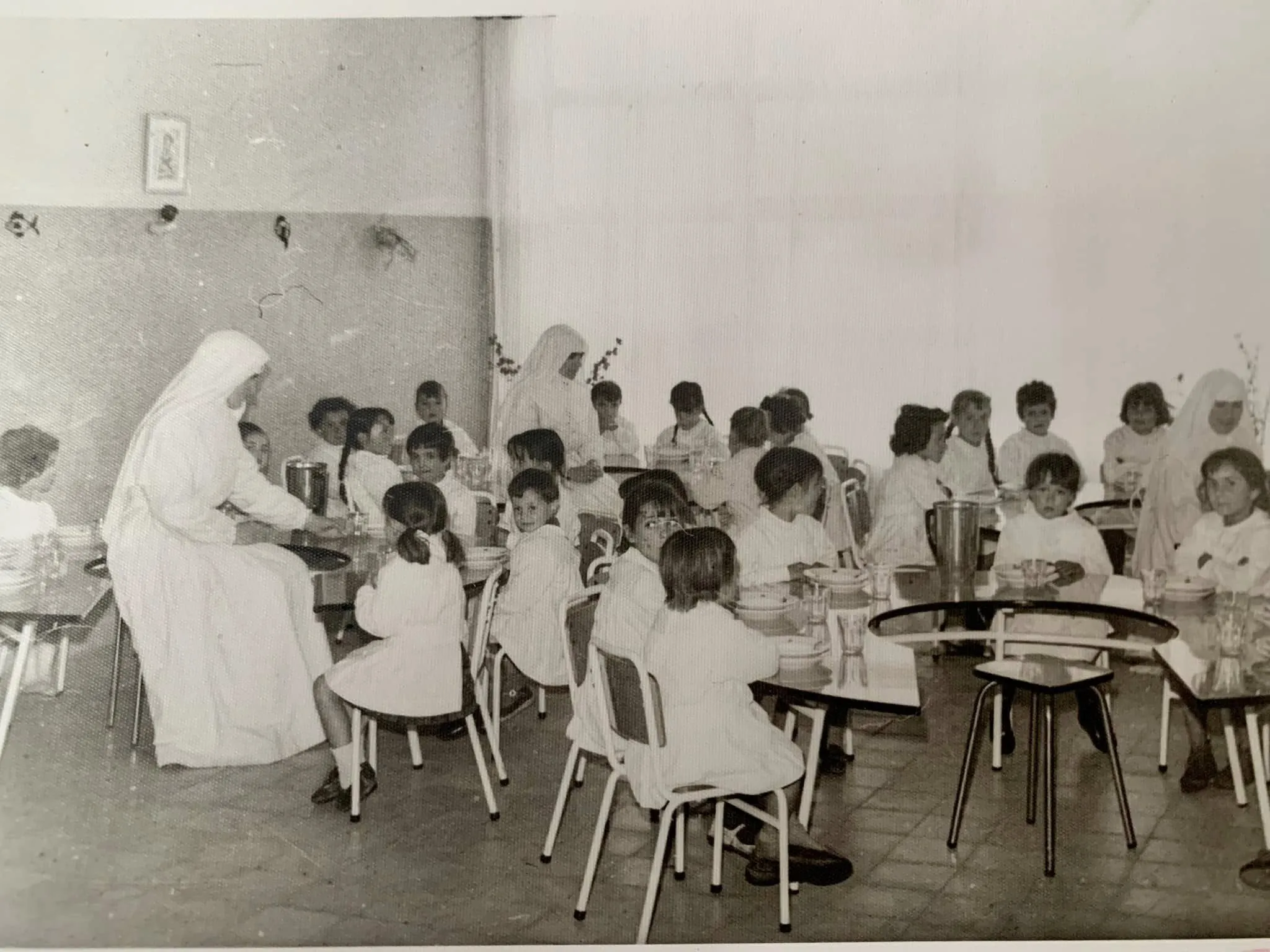 Imagen histórica de la guardería vinculada al entramado educativo del Barrio Pesquero