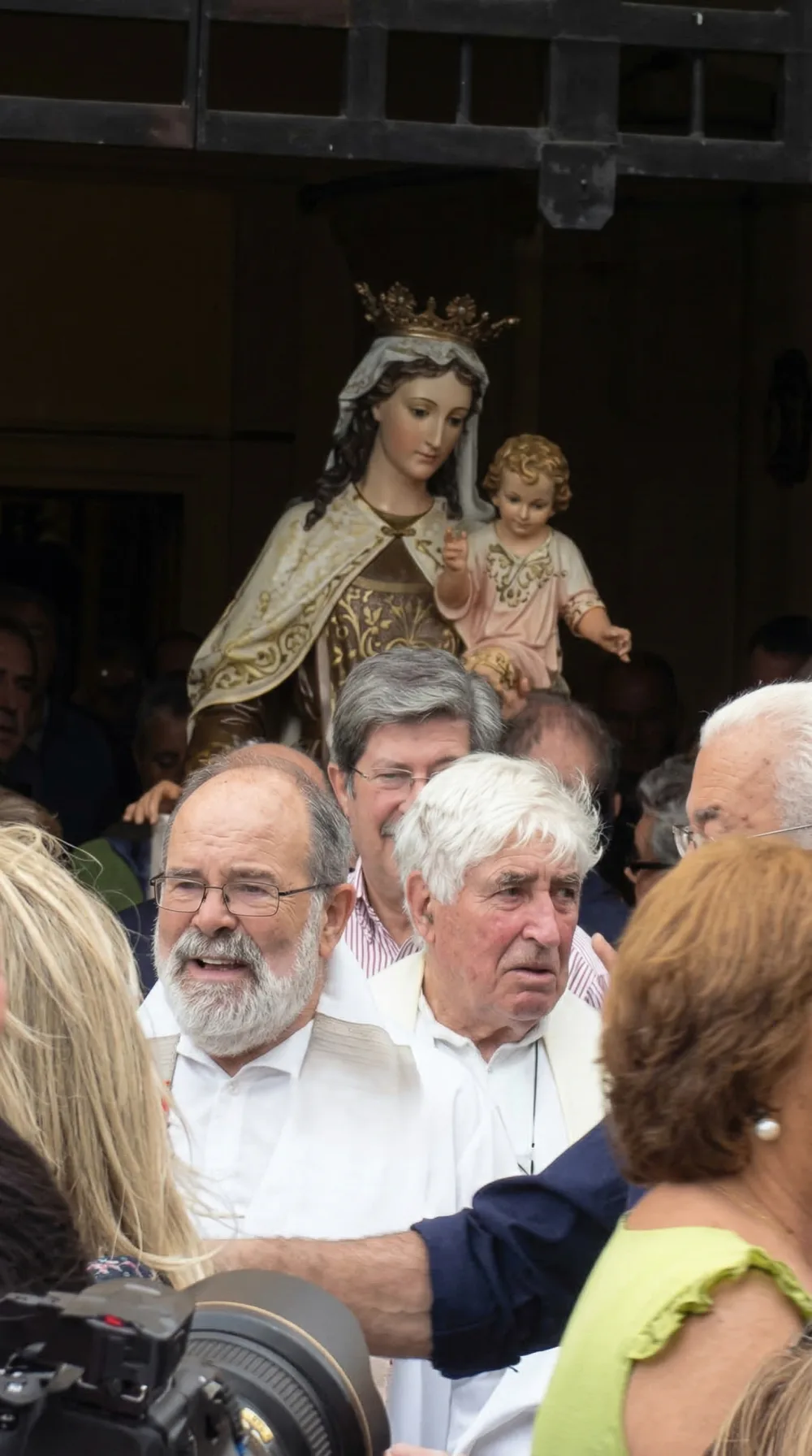 Salida de la imagen de la Virgen del Carmen desde la parroquia del barrio