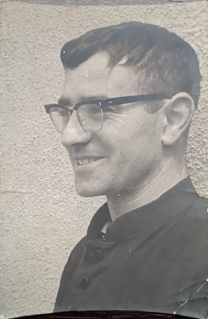 Retrato fotográfico original de Miguel Bravo, sacerdote clave en la historia educativa del Barrio Pesquero