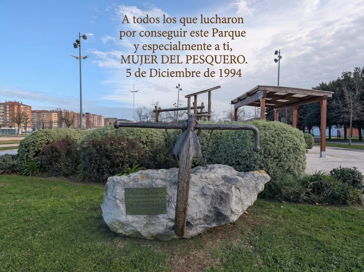 Monumento con ancla histórica en el Parque de la Pescadora
