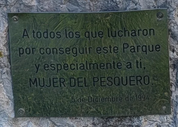 Placa conmemorativa en el Parque de la Pescadora: «A todos los que lucharon por conseguir este Parque y especialmente a ti, MUJER DEL PESQUERO. 5 de Diciembre de 1994»