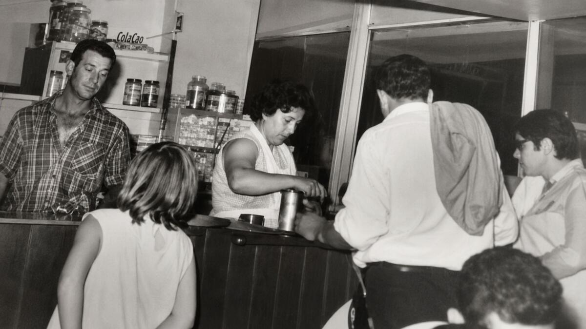 Interior de la Churrería de Inés, con Inés despachando y Manolo ayudando