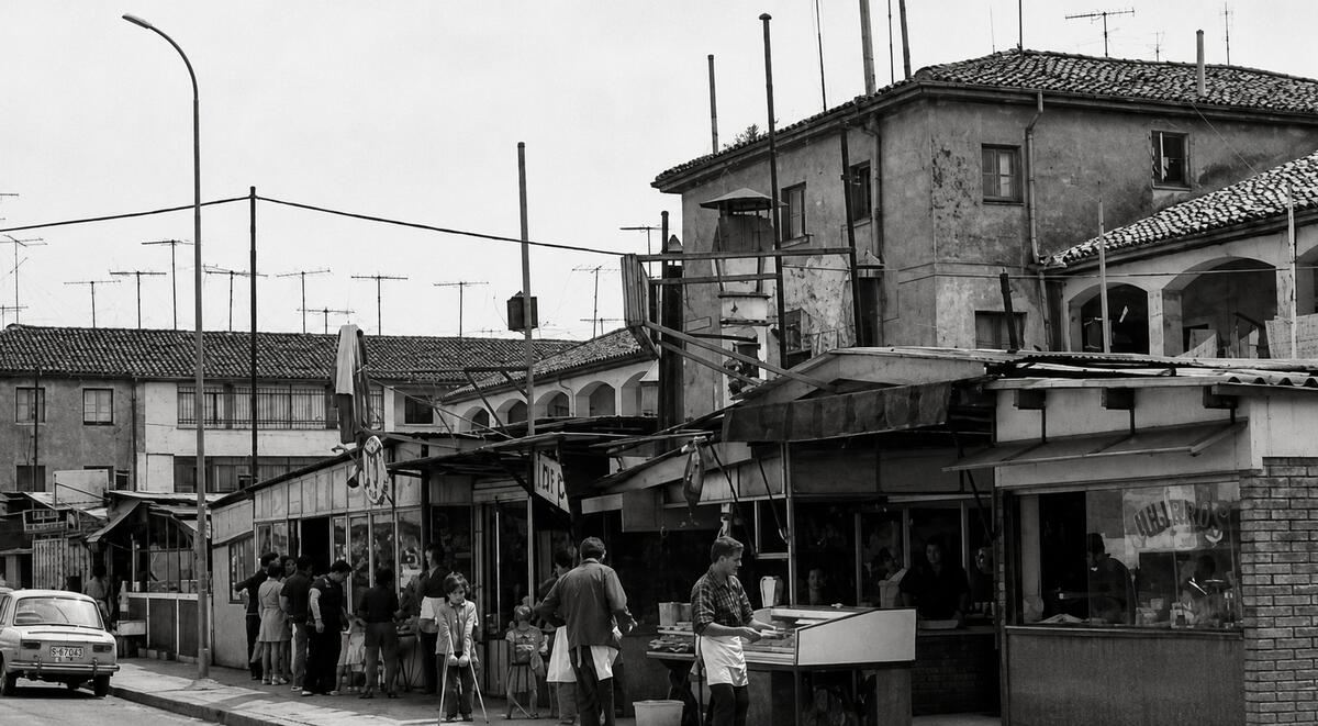 La calle Marqués de la Ensenada, con el bullicio de tiendas y vecinos