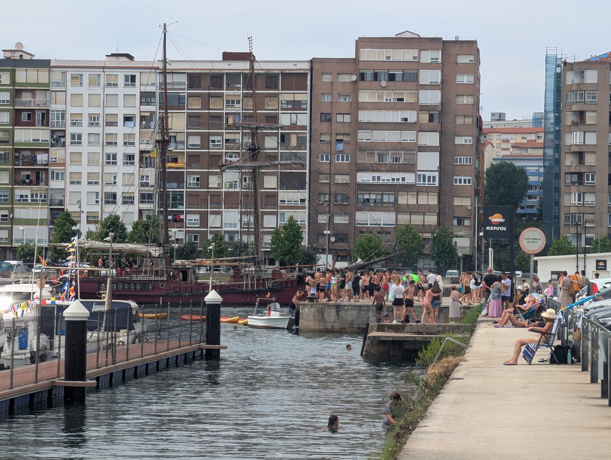 Chavalada bañándose este verano en las escalerillas del cuadro grande