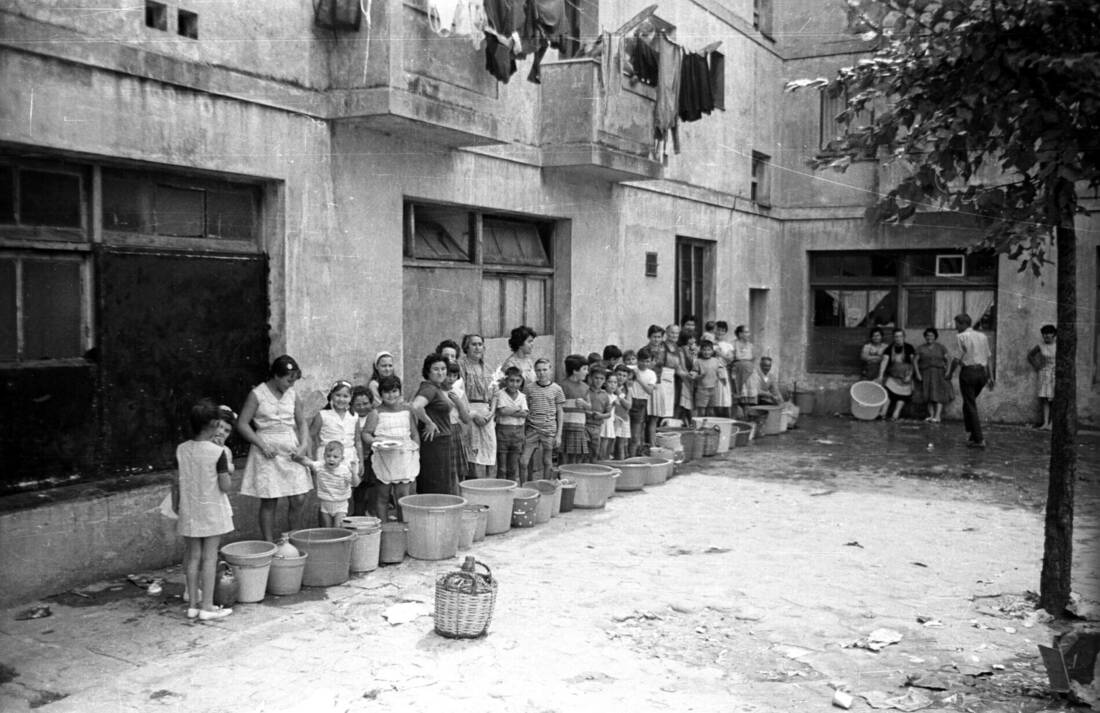 Cola de vecinas esperando el reparto de agua en la Plaza de los Cabildos (1965)