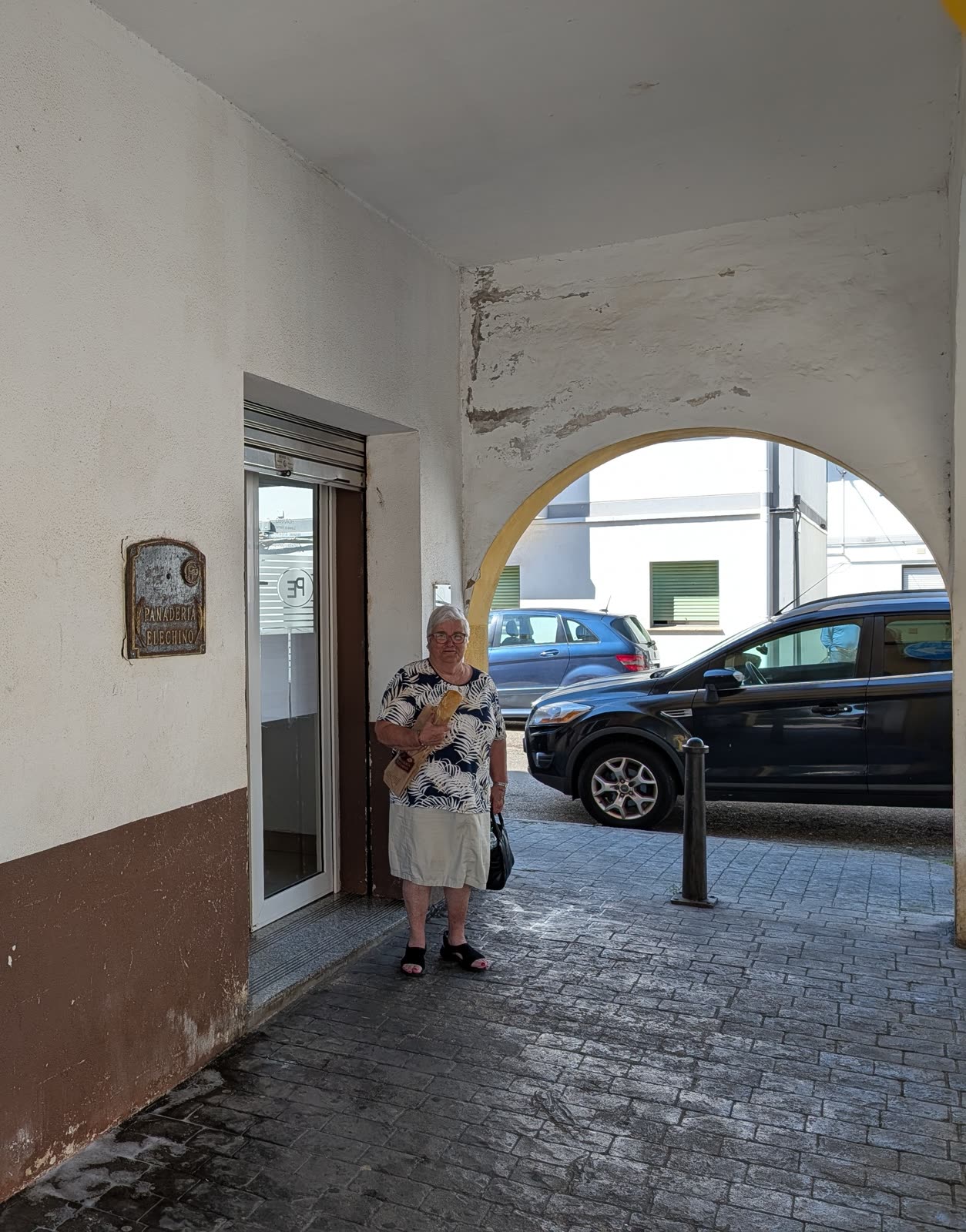 Vecina del Barrio Pesquero saliendo de la Panadería Elechino con una barra de pan