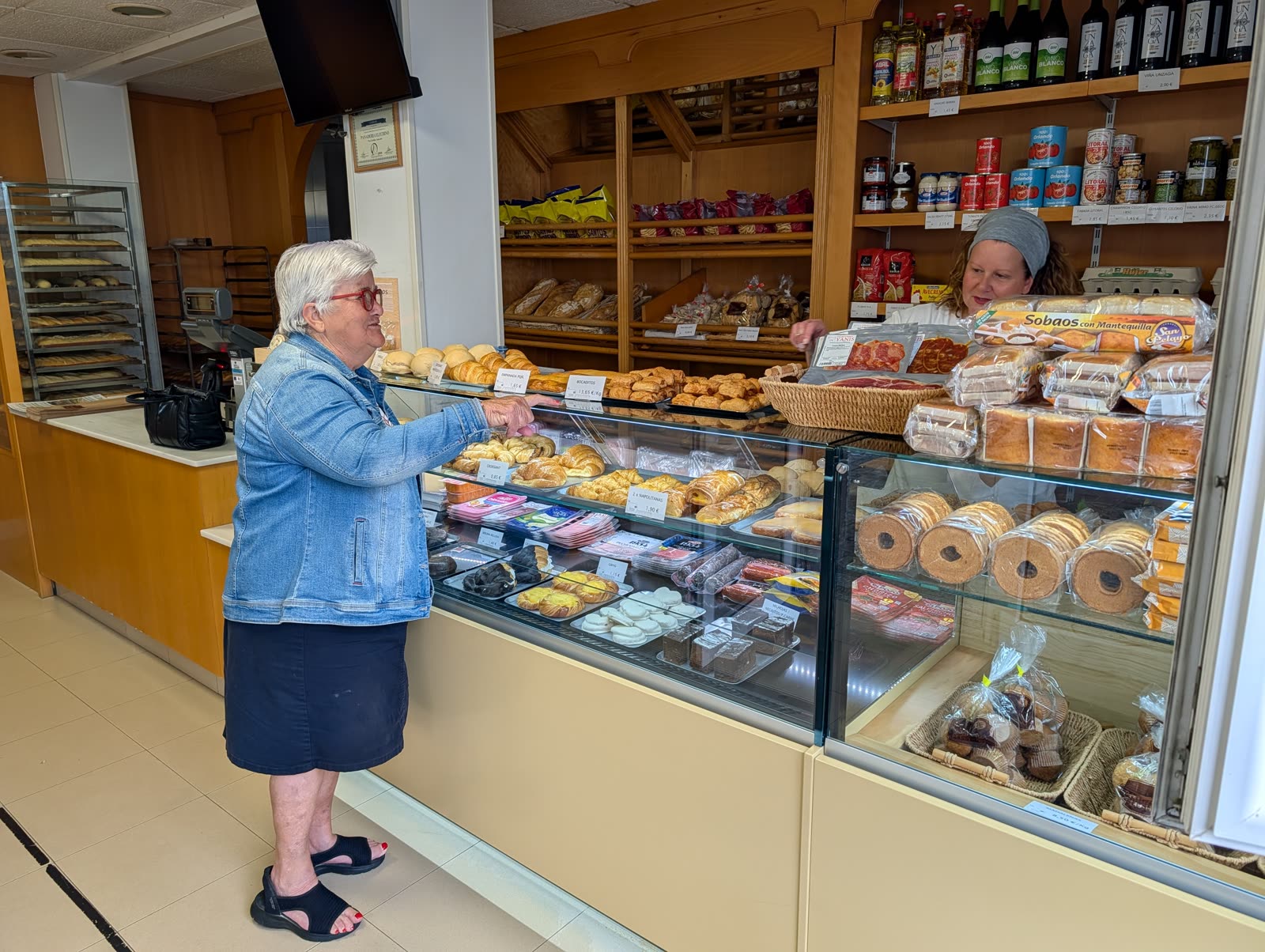Mariola despachando en la Panadería Elechino del Barrio Pesquero