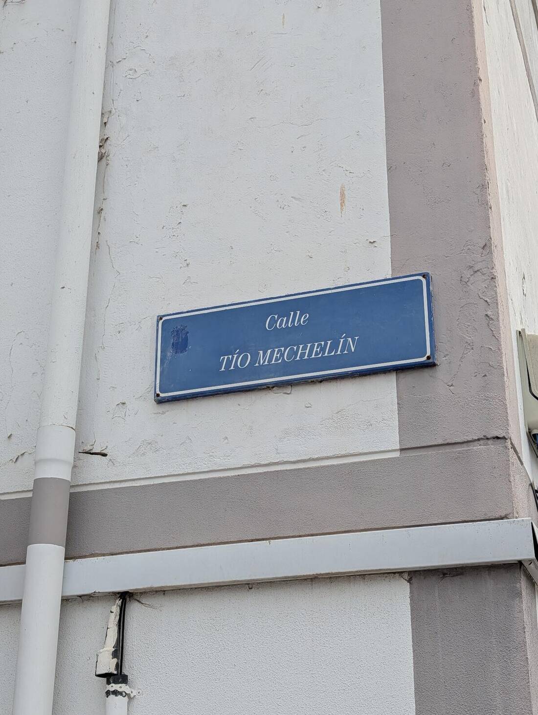 Placa actual de la calle Tío Mechelín