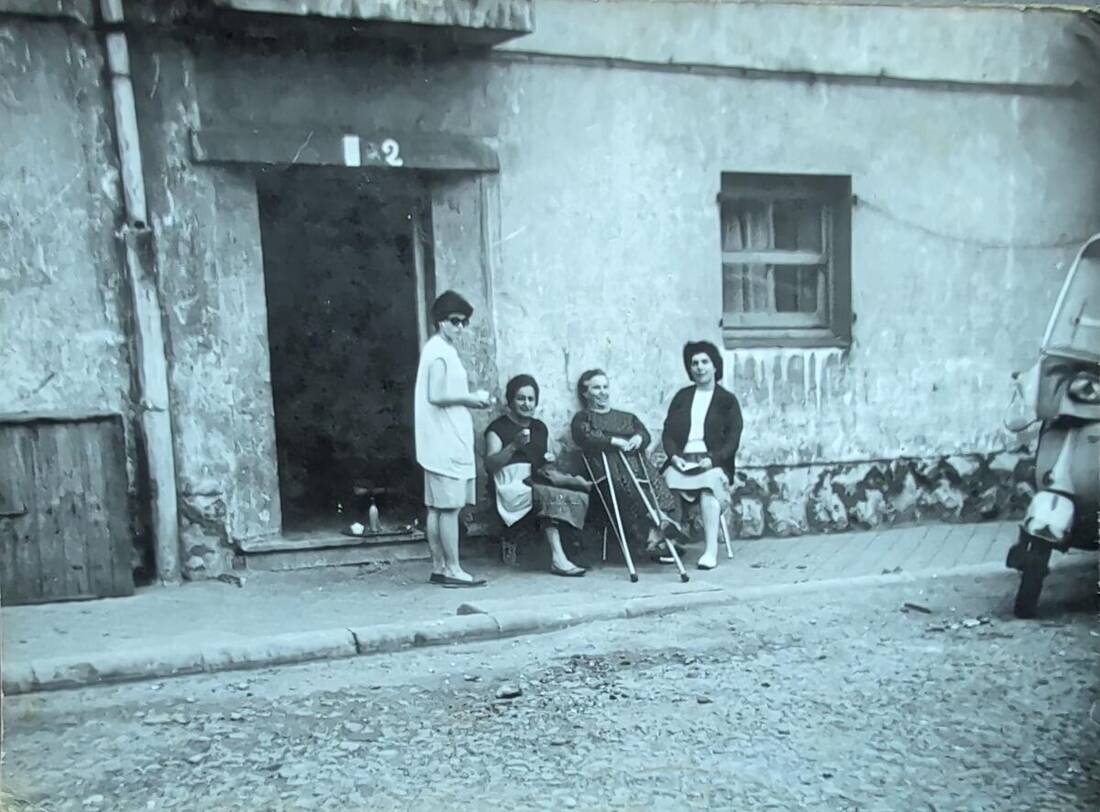 Vecinas a la puerta del número 2 de la calle Tío Mechelín