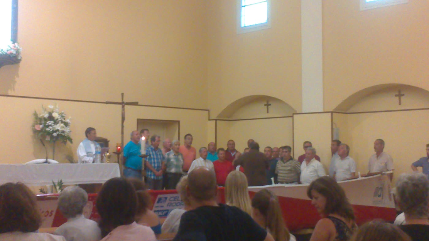 El coro Amigos del Mar cantando en el altar durante el acto