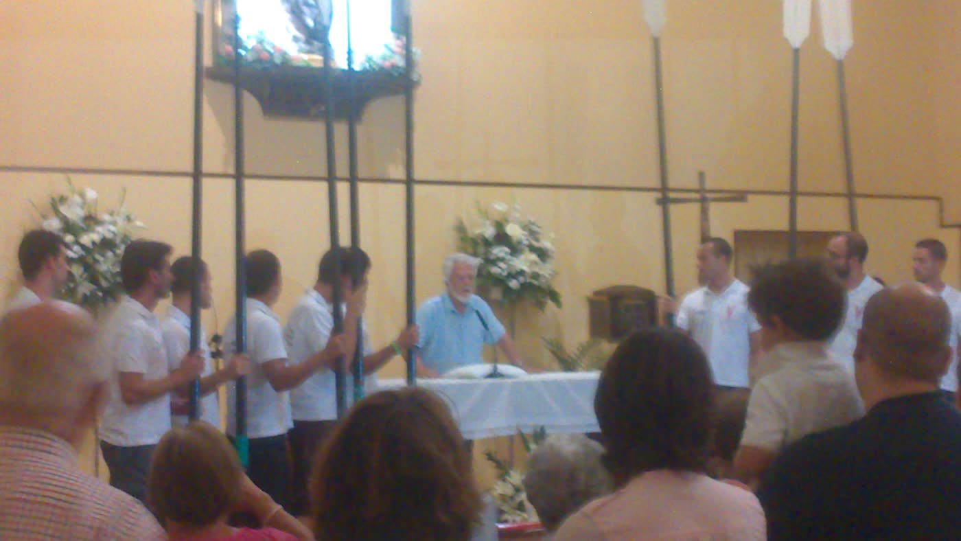 Parlamento ante los remeros durante el acto en la iglesia