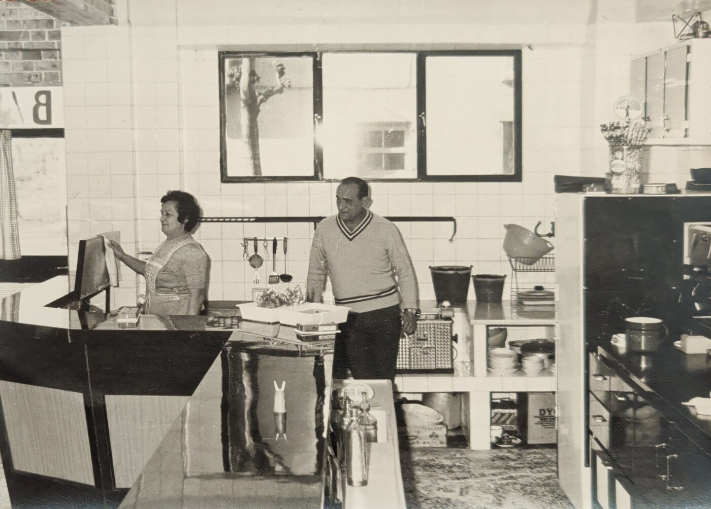 Valentín y Guadalupe 'La Chulilla' en la cocina del restaurante
